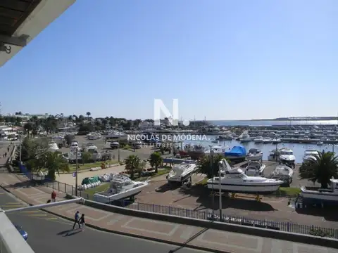 Apartamento en venta con vista al puerto !