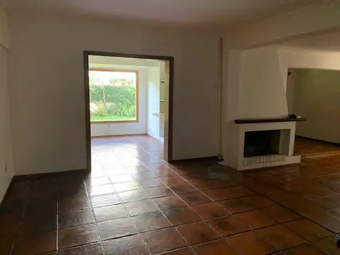 Casa 6 ambientes con 2 baños