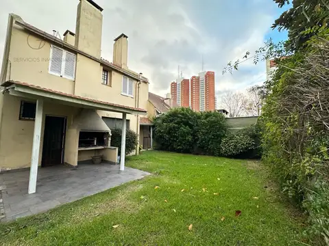 Casa en Alquiler con 2 cocheras