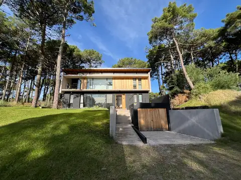 Cod 1003 – CASA MINIMALISTA DE DISEÑO EN PIONEROS (30)