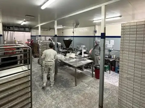 Galpon con oficina y fondo libre.