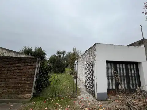 Excelente terreno con cochera/local sobre Rivadavia