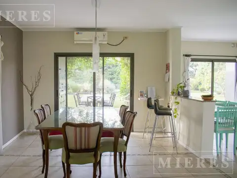 Casa 6 ambientes con 2 baños