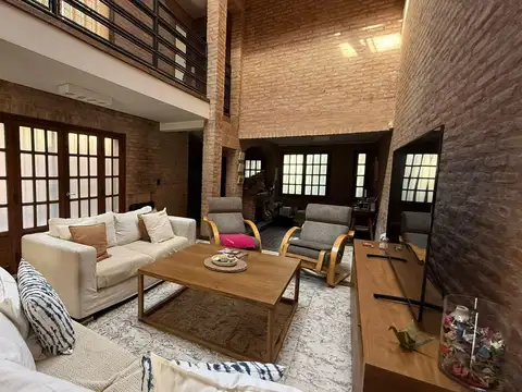 Esplendida Casa de 370m2, en lote propio, C/Jardín, quincho y pileta, Caballito