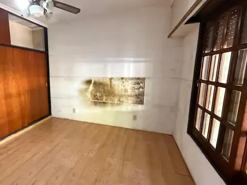 Vivienda multifamiliar con dos casas y un galpón en un amplio terreno en Billinghurst