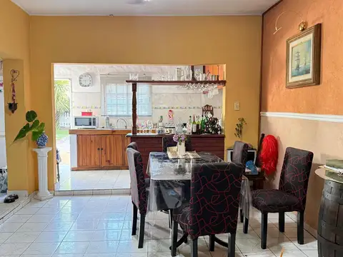 Casa 7 ambientes con 2 baños