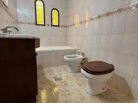 Casa 7 ambientes con 2 baños