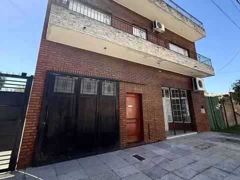 PH 3 ambientes con cochera, fondo y quincho en Isidro Casanova
