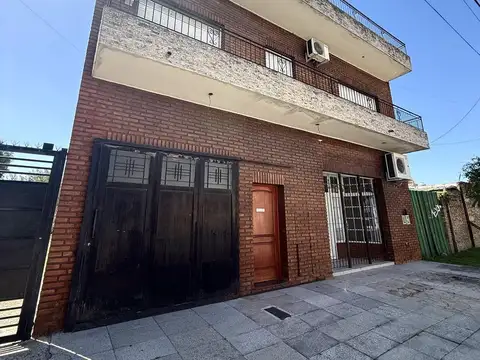 PH 3 ambientes con cochera, fondo y quincho en Isidro Casanova