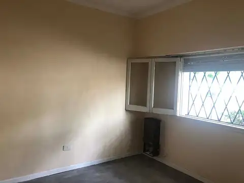 Casa 5 ambientes con 1 baño