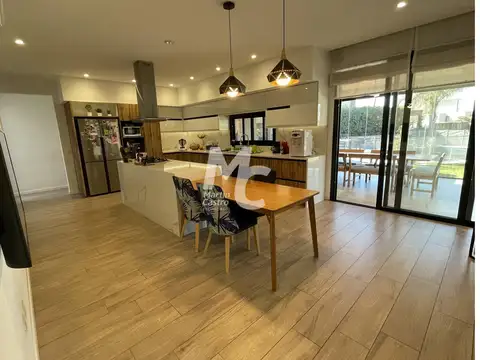 Casa en Venta con 2 cocheras