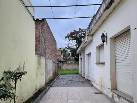 Oportunidad Única en Pujato. Dos Viviendas + Local Comercial en Calle Céntrica