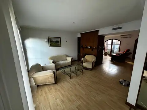 Casa 6 ambientes con 4 baños