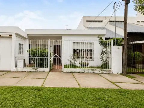 Venta Casa 2 dormitorios con cochera y jardín