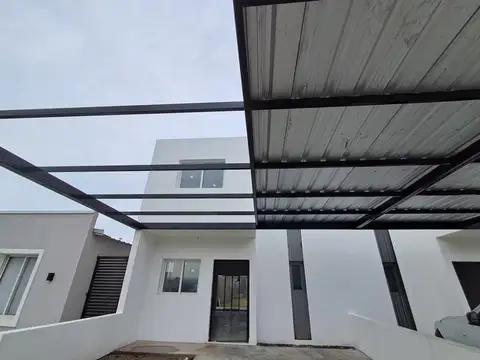 Casa 4 ambientes con 2 baños