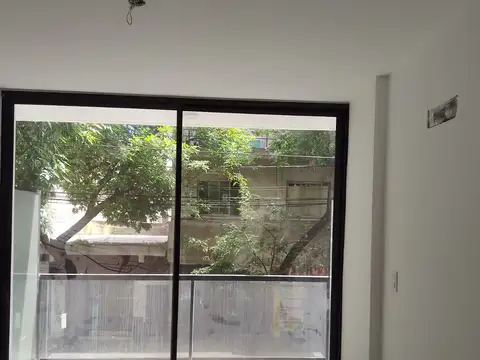 1 Amb al frente con balcón. apto profesional. POSESION INMEDIATA. PISO 1 "B"