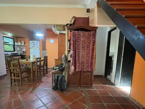 Casa 8 ambientes con 2 baños
