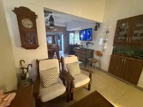 Casa 5 ambientes con 2 baños
