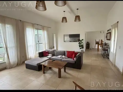 Casa en Venta en Los Alcanfores, USD 210.000