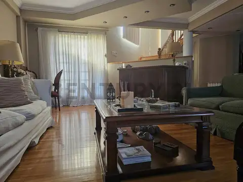 Casa en Venta con 3 cocheras