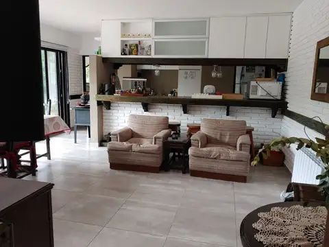 Casa en Alquiler con 2 cocheras