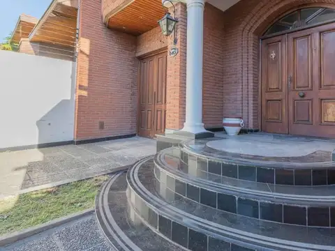 Casa 8 ambientes con 4 baños