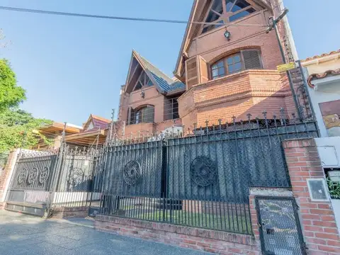 VENTA - IMPONENTE CASA - LOMAS DE ZAMORA - SE TOMA PERMUTA