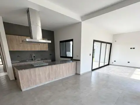 Casa en Alquiler en Barrio Rincones de Manantiales, $ 1.400.000