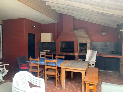 Casa 4 ambientes c/jardín a la venta en Del Viso