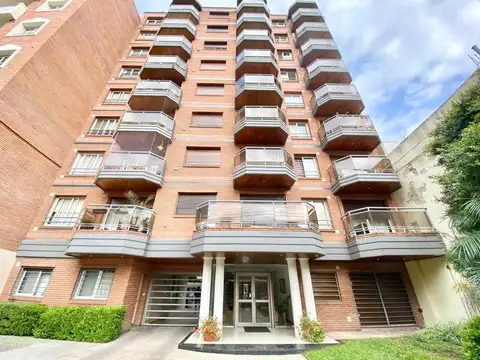 Departamento 2 ambientes con cochera en excelente ubicación