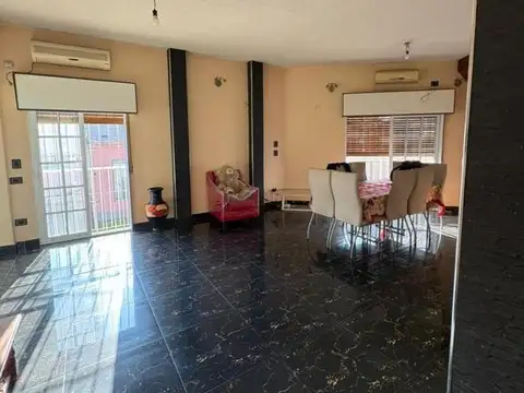 Casa en venta con local sobre avenida en Moreno