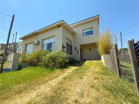 EN VENTA AMPLIA CASA ZONA UNCAS TANDIL