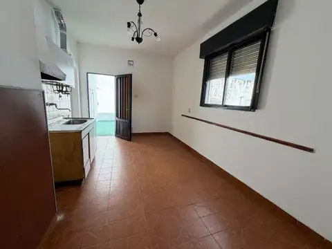 Casa en planta alta de 2 dormitorios - Pje. Maspoli 1269