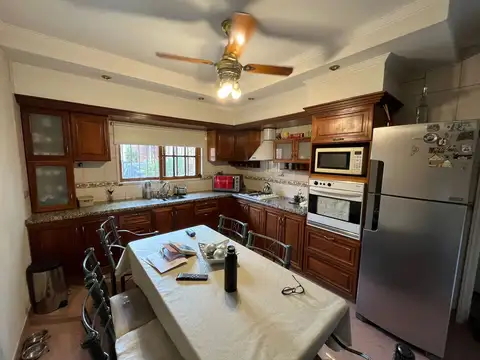Excelente casa 5 ambientes con fondo y pileta