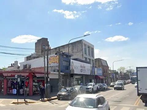 EXCELENTE LOCAL COMERCIAL EN ALQUILER EN UNA ESQUINA CENTRICA DE BOULOGNE- AMPLIA VIDRIERA