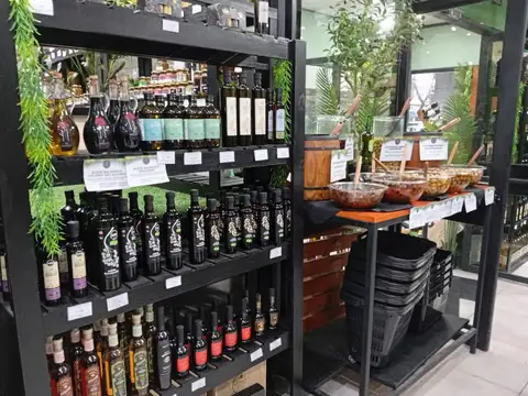 Excelente Almacen para ingresar en la zona de Floresta.