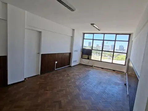 Oficina en edificio, 1ra Junta (esquina 25 de Mayo) al 2500