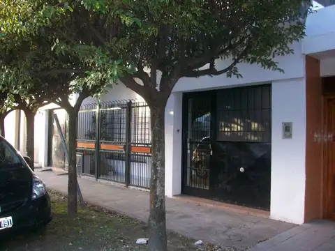 Casa amplia, cochera, local, apta crédito.