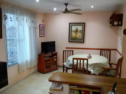 Venta de 2 locales y vivienda de 4 amb s/lote de 327 m²