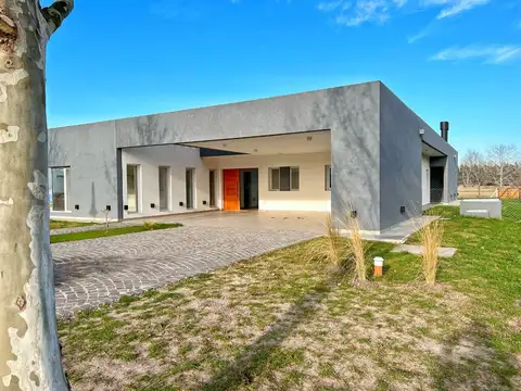 Casa 5 ambientes con 3 baños