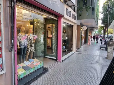 Excelente Local en pleno centro comercial de Villa del Parque.