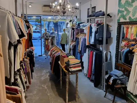 Excelente Local en pleno centro comercial de Villa del Parque.