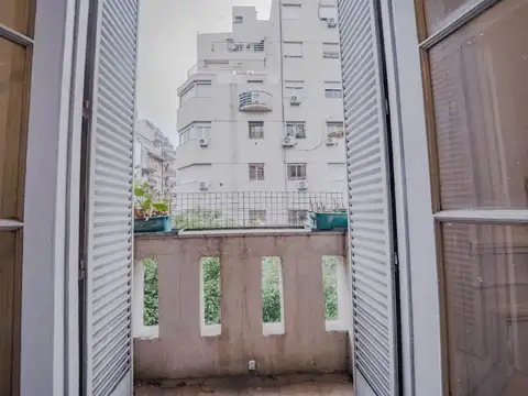 OPORTUNIDAD. 4 ambs en Tercer piso por escalera