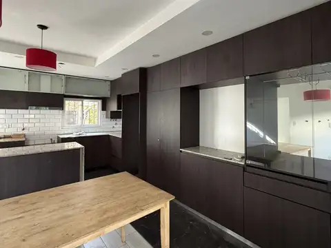 Venta casa de pasillo único 3 dormitorios con patio y jardín con parrillero – Alberdi, Rosario