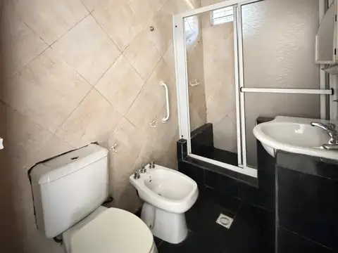 Venta casa de pasillo único 3 dormitorios con patio y jardín con parrillero – Alberdi, Rosario