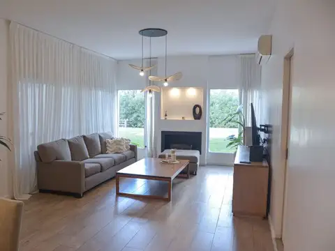 Casa en Venta con 3 cocheras