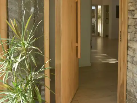 Casa 6 ambientes con 4 baños