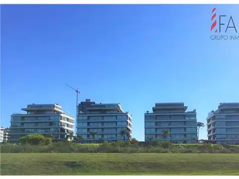 Excepcional planta baja con piscina propia.