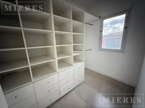 Casa en Alquiler con 2 cocheras