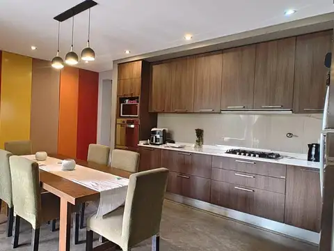 Casa 8 ambientes con 3 baños